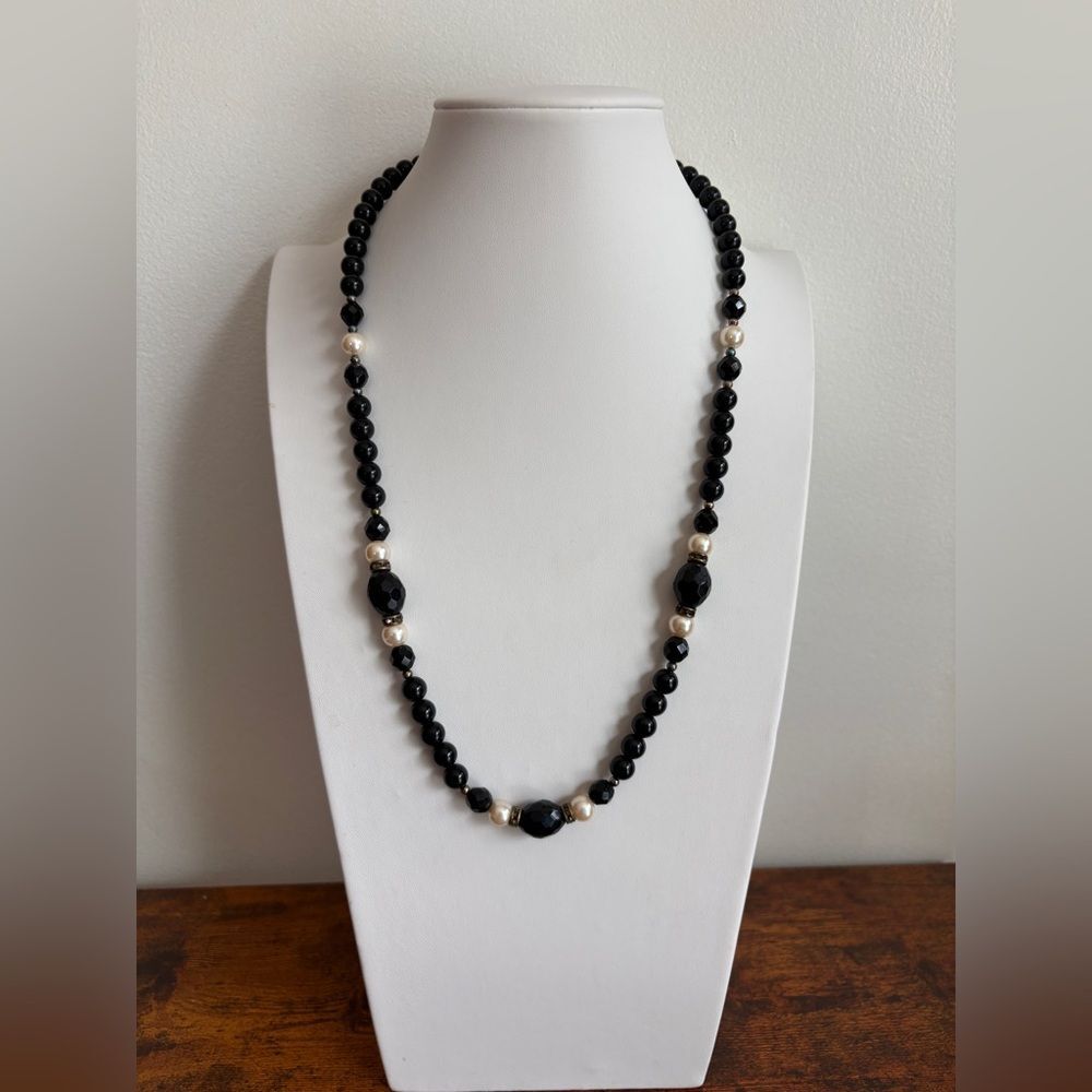 Fashionable Black and Gold Beaded Necklace